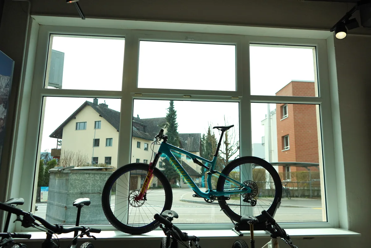 Fotos eines Velofachgeschäfts in Uster nach einem Einbruch.